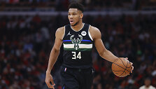 Giannis Antetokounmpo ir Mike'as Budenholzeris