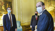 Jeanas Castexas (de&scaron;inėje) ir Alexanderis De Croo