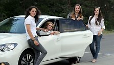 Žurnalistų ralyje dalyvaujančios moterys
