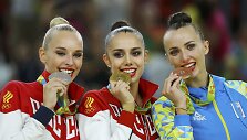 Hanna Rizatdinova (de&scaron;inėje) papasakojo apie Rusijos gimnasčių gyvenimo užkulisius.