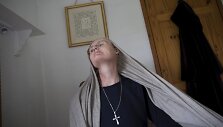 Atsiskyrėlė apsigobia savo maldos skara