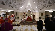 &Scaron;v. Mortos svečių namų koplyčioje pa&scaron;arvotas popiežius Pranci&scaron;kus / Vatican Media Press Office / ZUMAPRESS.com