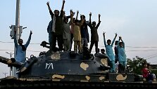Pakistane žmonės &scaron;venčia paliaubas su Indija / SHAHID SAEED MIRZA / AFP