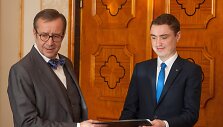 Toomas Hendrikas Ilvesas patikėjo vyriausybės vairą Taavi Roivui.