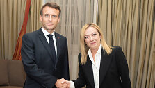 Prancūzijos prezidentas Emmanuelis Macronas ir Italijos premjerė Giorgia Meloni