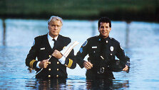 George'as Gaynesas ir Steve'as Guttenbergas filme &bdquo;Policijos akademija 4&ldquo; (1987 m.)