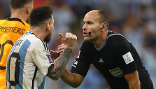 Lionelis Messi ir Antonio Mateu Lahozas