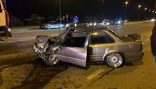 Avarija Klaipėdoje: BMW rėžėsi į &bdquo;VW Golf&ldquo;, o &scaron;is nuo smūgio parblo&scaron;kė du jaunuolius.