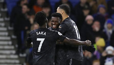 Eddie Nketiah (viduryje) džiaugiasi savo įvarčiu.