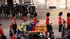 Elizabeth II karstas pervežtas į Vestminsterio salę