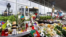 Gėlės ir žvakės žuvusiems &bdquo;Malaysia Airlines&ldquo; aukoms