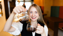 Kavos ragavimo čempionė, barista Miglė Luko&scaron;evičiūtė