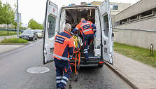 Greitosios medicinos pagalbos darbuotojai suteikia pagalbą Vilniaus Žvejų gatvėje automobilio partrenktam vaikui
