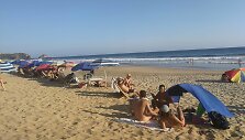 Turistai Zipolite paplūdimyje Meksikoje