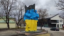 Paminklas Ukmergėje nudažytas Ukrainos vėliavos spalvomis