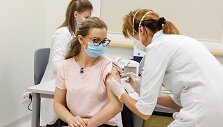 Nuo COVID-19 paskiepyta pirmoji Kauno klinikų darbuotoja &ndash; slaugytoja Jolanta Litvinienė