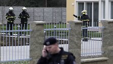 Ugniagesiai apžiūri įvykio vietą