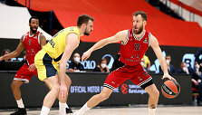 Sergio Rodriguezas (de&scaron;inėje) prie&scaron; Marko Guduričių