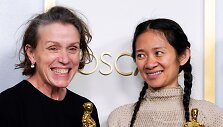 Frances McDormand ir Chloe Zhao