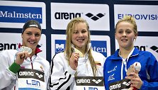 Rūta Meilutytė (viduryje)