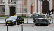 Taksi automobiliai prie &Scaron;v. Kazimiero bažnyčios