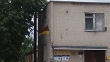 Sarių pa&scaron;to darbuotojai i&scaron;sikabino vėliavą 