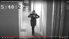 Laiptinėje įtaisytos kameros užfiksavo, kaip nepažįstamosios atėjo pas senyvo amžiaus žmogų Klaipėdoje.