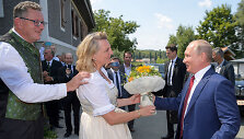 Karin Kneissl ir Vladimiras Putinas