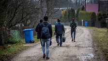 Migrantai, nelegaliai patekę į Lietuvą, eina per Musteikos kaimą (Varėnos r.) 