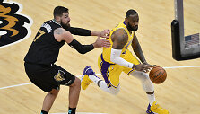 Jonas Valančiūnas ir LeBronas Jamesas
