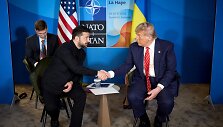 Volodymyras Zelenskis ir Donaldas Trumpas / HANDOUT / AFP