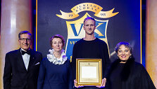 Premijos laureatas su vertinimo komisijos pirmininke prof. A.Pūriene, Klubo Senato nare R.Bartkevičiene ir Klubo Tarybos pirmininku P.&Scaron;imeliūnu.M.Mikulėno nuotr.