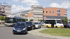 Autobusai nepravažiuoja dėl stovinčių automobilių