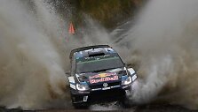  Sebastienas Ogier su &scaron;turmanu Julienu Ingrassia džiaugiasi pergale