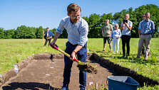 Norvegijos klimato ir aplinkos ministras Sveinungas Rotevatnas simboli&scaron;kai pradėjo archeologinius kasinėjimus.