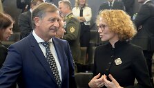 Buvęs Slovėnijos gynybos ministras Karlas Erjavecas ir Radmila &Scaron;ekerinska / JOHANNA GERON / REUTERS