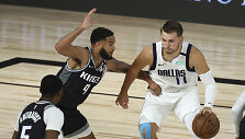 Luka Dončičius (de&scaron;inėje)