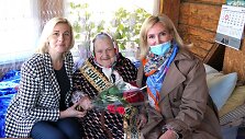 Antradienį Živilė Pinskuvienė pasveikino 90-metį &scaron;venčiančią Janiną Vaitkevičienę