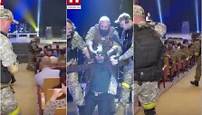 Teatro spektaklis Rusijoje: Ukrainos karius vaizduojantys aktoriai ima žiūrovus įkaitais ir &scaron;audo