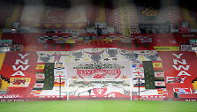 &bdquo;Liverpool&ldquo; sirgalių plakatai &bdquo;Anfield&ldquo; stadione 
