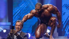 Arnoldas Schwarzeneggeris gyrė Cedricą McMillaną, sakęs, jog taip turėtų atrodytų elitinis &scaron;ių laikų kultūristas.