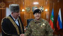Adamas Kadyrovas (de&scaron;inėje) apdovanotas Karačiajų Čerkesijos ordinu