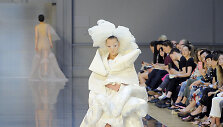 &bdquo;Maison Margiela&ldquo; 2015 m. auk&scaron;tosios mados kolekcijos modelis