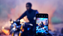 &bdquo;Nokia 8.3&ldquo; filmo apie Jamesą Bondą filmavimo aik&scaron;telėje