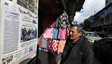 Vyras skaito laikra&scaron;tį &bdquo;al Thawra al Souriya&ldquo; / LOUAI BESHARA / AFP