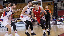Kostas Sloukas &ndash; &bdquo;Anadolu Efes&ldquo; gynėjų apsuptyje