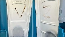 Rusijos karo Ukrainoje simboliais i&scaron;tepliotas biotualetas