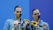Ukrainos dailiojo plaukimo atstovės Marta Fiedina ir Anastasija Savčuk i&scaron;kovojo bronzą Tokijuje.