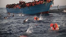 Gelbėjami migrantai i&scaron; Eritrėjos Viduržemio jūroje