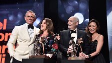 Danielis Craigas, Barbara Broccoli, Michaelas G. Wilsonas and Michelle Yeoh